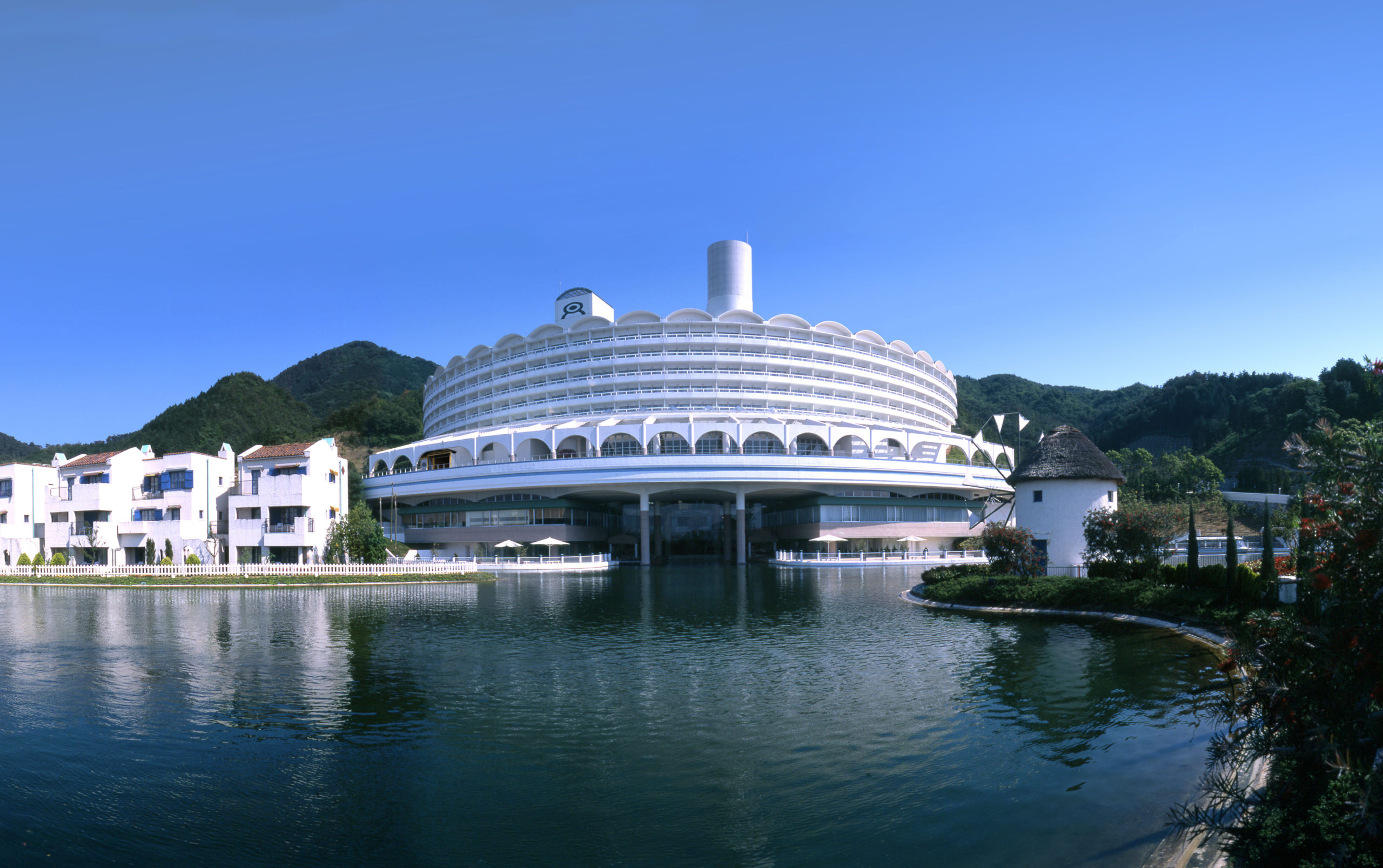 新うどん県 かがわ割 レオマ花ワールドとランチバイキング 香川 徳島発の旅行 日帰り 国内 海外 団体 バス 保険 エアトラベル徳島